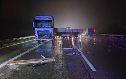 TAG Otoyolu'nda çekiciyle çarpışan kamyonetteki 1 kişi öldü, 1 kişi yaralandı