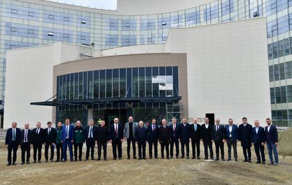 Vali Şahin yapımı devam eden Şehir Hastanesinde incelemede bulundu
