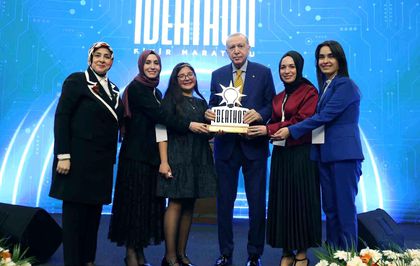AK Parti Karşıyaka Kadın Kolları, ödülünü Cumhurbaşkanı Erdoğan'dan aldı