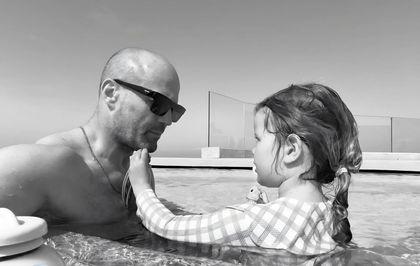 İngiliz oyuncu Jason Statham'dan sonsuzluk havuzunda poz