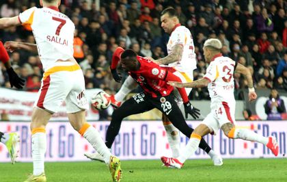 Trendyol Süper Lig: Gençlerbirliği: 0 Galatasaray: 2 (İlk yarı)