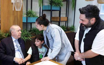 Cumhurbaşkanı Erdoğan, vatandaşlarla kafede sohbet etti