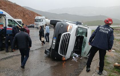 Malatya'da Minibüs Devrildi: 12 Yaralı