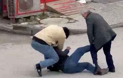 Sokak ortasında 2 kişi tarafından darbedildi