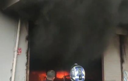 Yangına hortumla müdahale etmeye çalıştı; o anlar kamerada