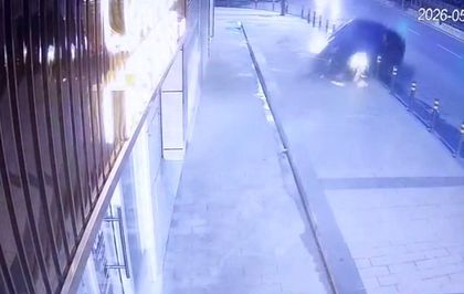 Şişli'de kontrolden çıkan lüks otomobil dükkana daldı: O anların görüntüsü ortaya çıktı