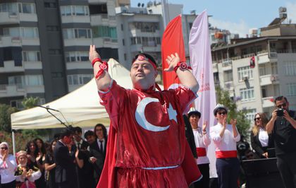 Adana'da 19 Mayıs coşkusu; Down sendromlu gençten Türk bayraklı gösteri
