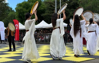 Diyarbakır'da 19 Mayıs, erbane ve Kürtçe müziklerle kutlandı