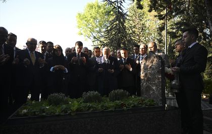 MHP Genel Başkanı Bahçeli, Alparslan Türkeş'in kabrini ziyaret etti