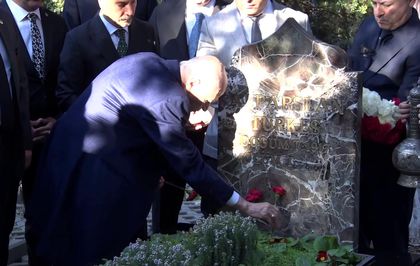 MHP lideri Bahçeli, Merhum Türkeş'in kabrini ziyaret etti