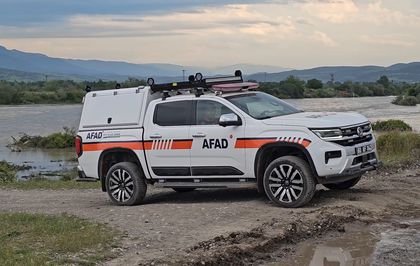 Kelkit Çayına düşen araçtaki 4 akrabadan 2'si kayboldu