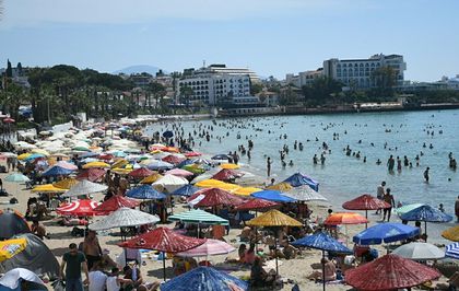 Kuşadası'nda Kurban Bayramı yoğunluğu: 1 milyona yakın tatilci, oteller ve plajlar doldu