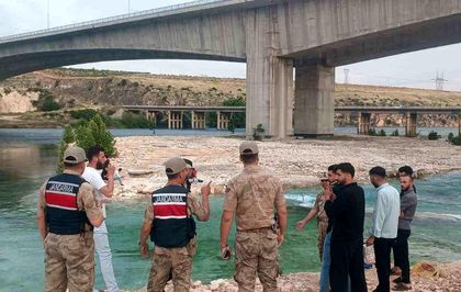 Piknik yapan 8 kişi sular yükselince mahsur kaldı