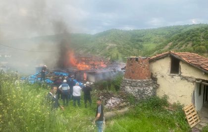 Tokat'ta çıkan yangında 2 katlı ahşap ev kullanılmaz hale geldi