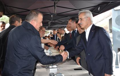 Bakan Uraloğlu Akçaabat'ta bayramlaştı