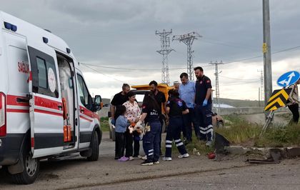 Kars'ta 2 araç çarpıştı: 3'ü çocuk 5 kişi yaralandı