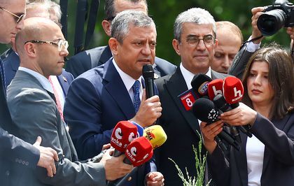 Özgür Özel, Meclis kapısında toplanan kalabalığa hitap etti