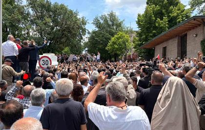 Özgür Özel TBMM önündeki kalabalığa seslendi