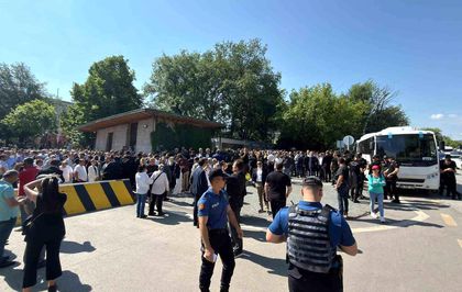 TBMM önünde Kılıçdaroğlu ve Özel destekçileri arasında gerginlik