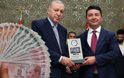 ''Yılın ekonomi yorumcusu'' ödülünü alan isim, en düşük emekli maaşı için rakam verdi