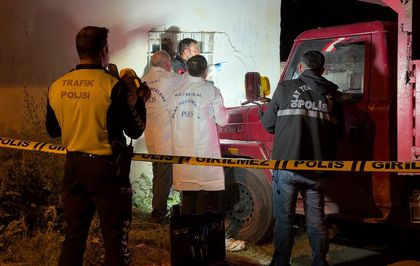 Çocuklar oynarken hareket eden kamyonet ile eve arasında sıkışan Ayaz öldü; o anlar kamerada