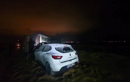 Afyonkarahisar'da devrilen tıra otomobilin çarpması sonucu 4 kişi yaralandı