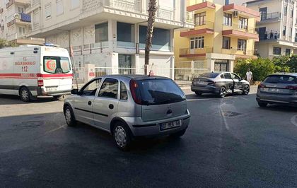 Otomobiller çarpıştı, kaza anı kameraya yansıdı