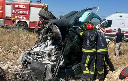 Denizli'de devrilen otomobildeki 4 kişi yaralandı