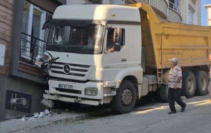 Tekirdağ'da freni boşalan kamyon eve çarptı