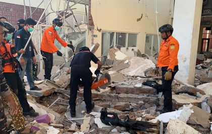 Endonezya'da 7.7'lik Deprem: 20 Ölü