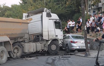 Esenler'de Freni Boşalan Hafriyat Kamyonu 7 Araca Çarptı