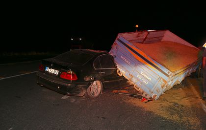 Kars'ta traktör römorkuna çarpan otomobilde 3 ağır yaralı