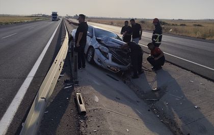 Nusaybin’de Otomobil Bariyerlere Çarptı: Sürücü Yaralandı