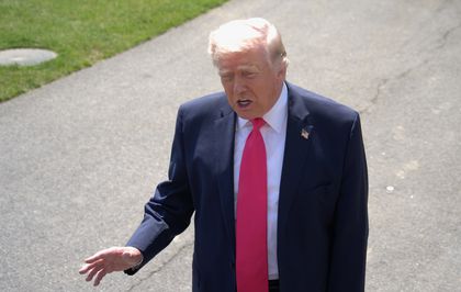 Trump: İran'a yaptırımlar sürüyor, askeri seçenekler masada