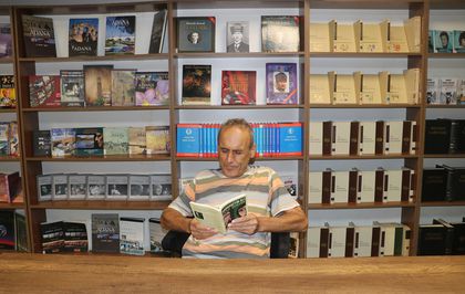 Adanalı Mevlüt Alpay: 56 Yıllık Kitap Tutkusu Kütüphanede Yaşıyor