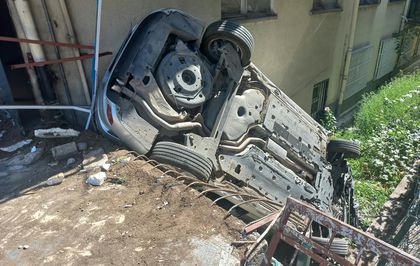 Altındağ'da Kaza: Otomobil Bahçeye Düştü, 1 Yaralı