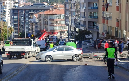 Ankara Mamak'ta iddiaya göre freni boşalan kamyonet 3 araca ve 2 direğe çarptı