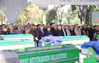 Kayseri İncesu'da iki otomobilin çarpıştığı kazada ölen 3 kişi defnedildi
