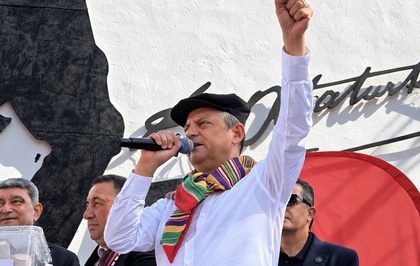 Özgür Özel, Vahap Seçer’i cezaevinde ziyaret etti