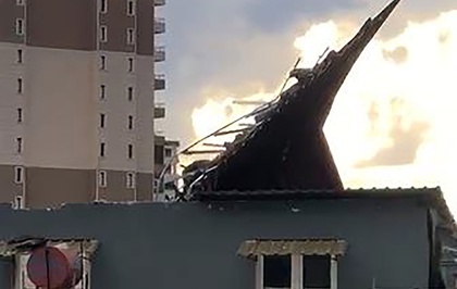 Adana'da rüzgar Yüreğir'de prefabrik evlerin çatısını söktü, hortum görüntülendi