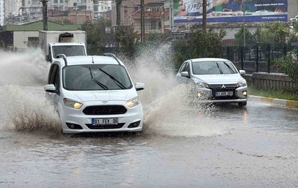 Adana'da sağanak Sarıçam ve Yüreğir'de su baskınlarına yol açtı