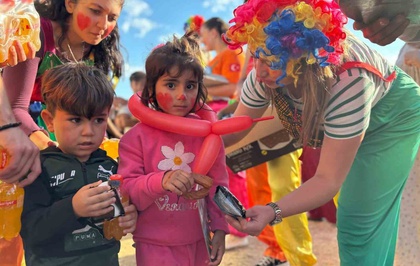 Adana'da mevsimlik işçi çocuklarına gönüllü palyaçolardan moral etkinliği düzenlendi