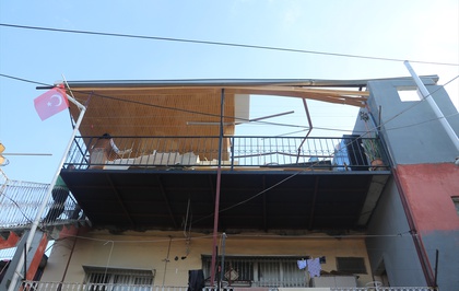 Adana Yüreğir'de 3 katlı apartmanın çatısı dün akşam şiddetli rüzgarla uçtu