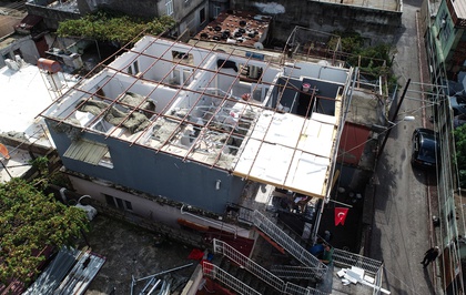 Adana'da şiddetli rüzgar evin çatısını uçurdu! İçerideki 10-12 kişi deprem sandı