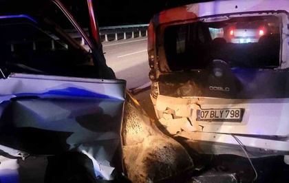 Alanya'da kamyonet yol kenarındaki otomobile çarptı, kamyonet sürücüsü yaralandı