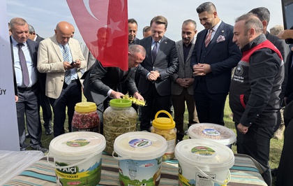 Hakkari Yüksekova'da kadın çiftçilerin ürünleri sergilendi, Kaymakam Hülür gül verdi