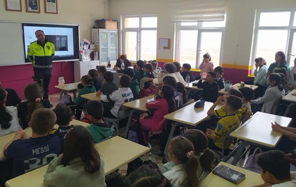 Türkeli'de Cumhuriyet İlkokulu öğrencilerine trafik güvenliği eğitimi verildi