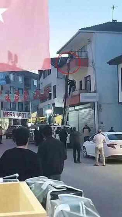 Balkondan düşen down sendromlu kız çocuğunu esnaf havada yakaladı