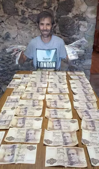 Yeni satın aldığı ev gizli banka çıktı! Balyozu vurunca servet ortalığa saçıldı