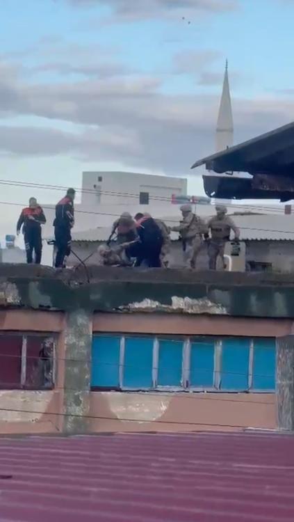 Eski iş yerini basıp 4 kişi yaraladı; çıktığı çatıda özel harekat etkisiz hale getirdi